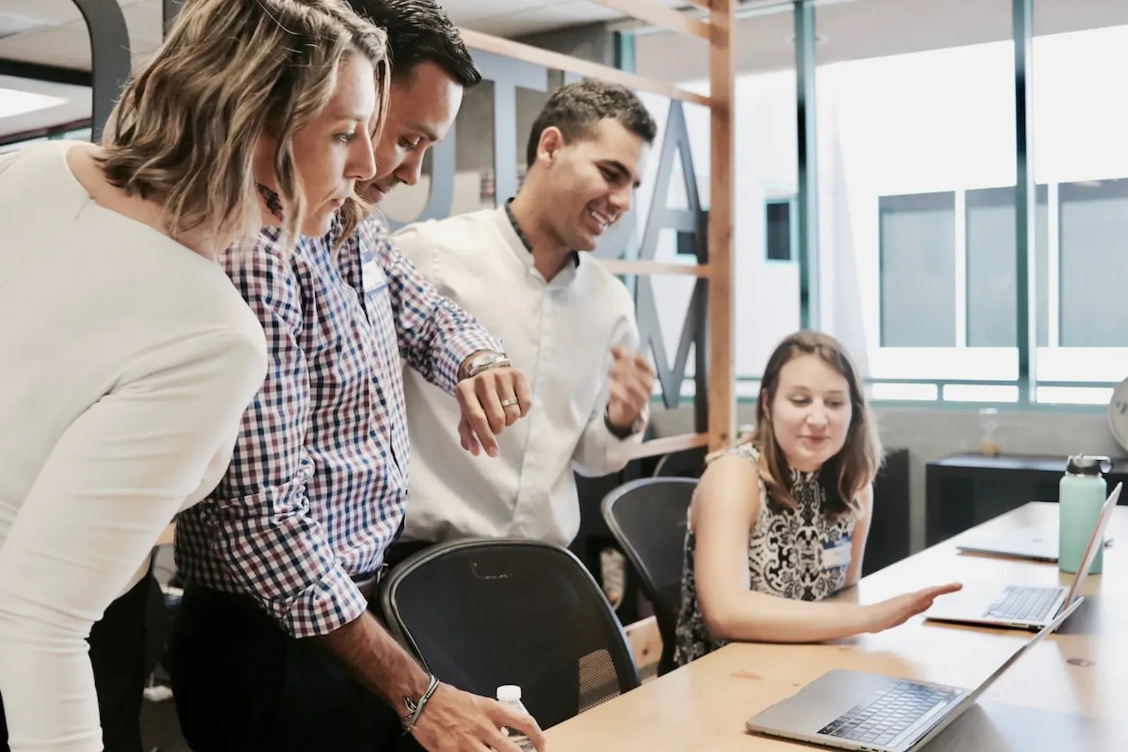 Líderes de Wepartner revisando indicadores de desempeño de una operación