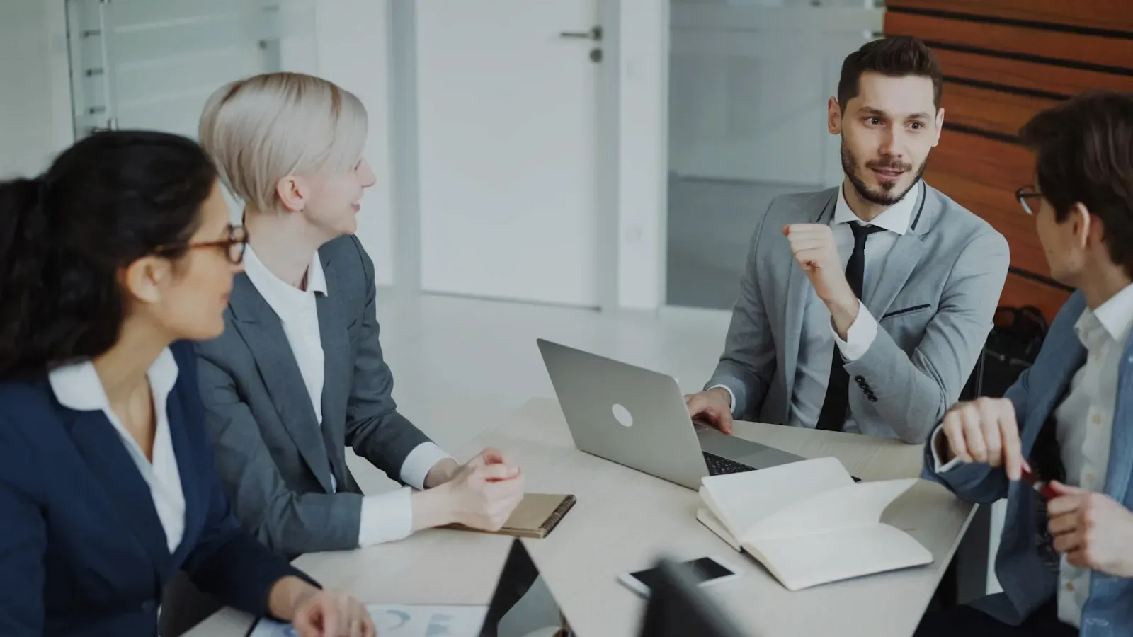 Equipo de Wepartner supervisando una operación de CX con herramientas de IA