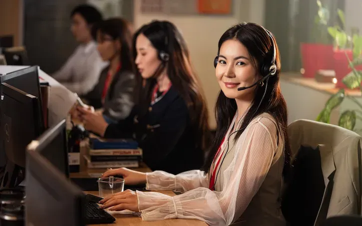 Equipo especializado gestionando una operación de call center